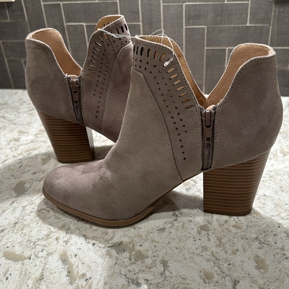 NEW~TAUPE~LASER CUT TRIM~V-CUT SIDES~3 1/2” STACKED HEELS~ CUSHIONED FOOTBED~BR - Picture 6 of 13